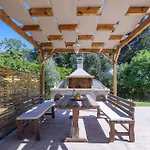 Voreas Villa *